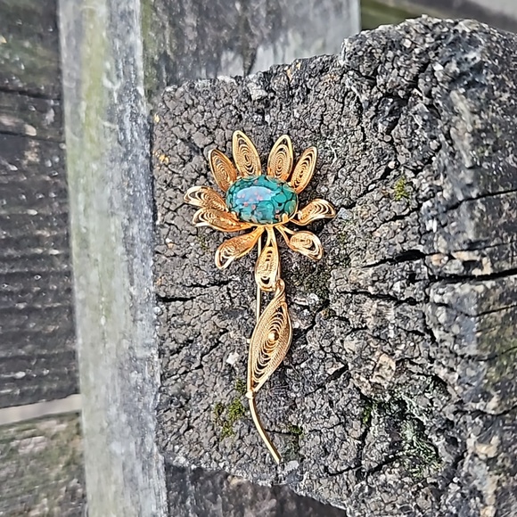 ViVintage Western Germany Pin Glass Stone Filigree Petals Flower Goldtone/Green - Picture 4 of 5